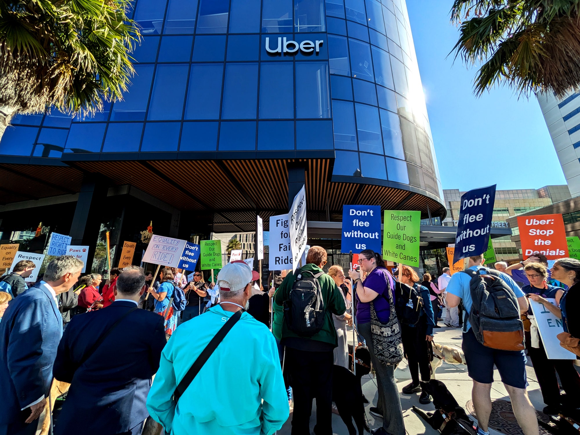 Les manifestants disent que Uber et Lyft manquent encore de passagers aveugles